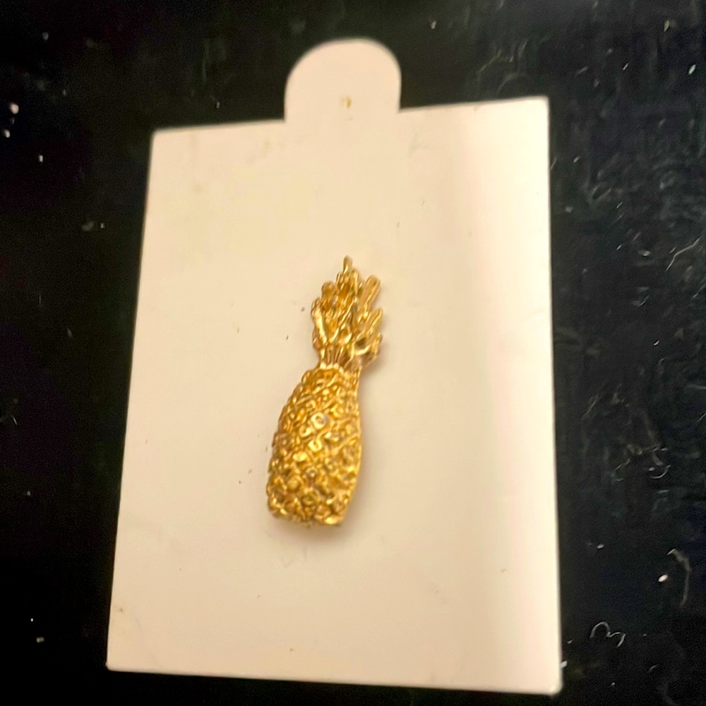 Pineapple pin gold vintage , don’t know if it’s 18k or not, looks like it.